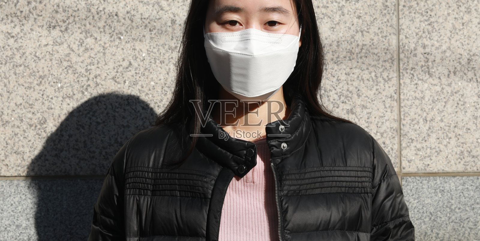 戴着防护面罩的亚洲妇女。Covid-19病毒照片摄影图片