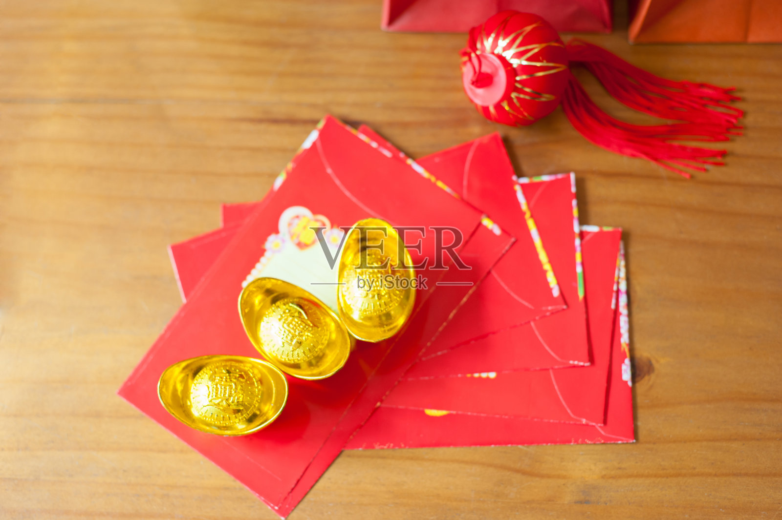 春节黄金和红包。春节快乐。照片摄影图片