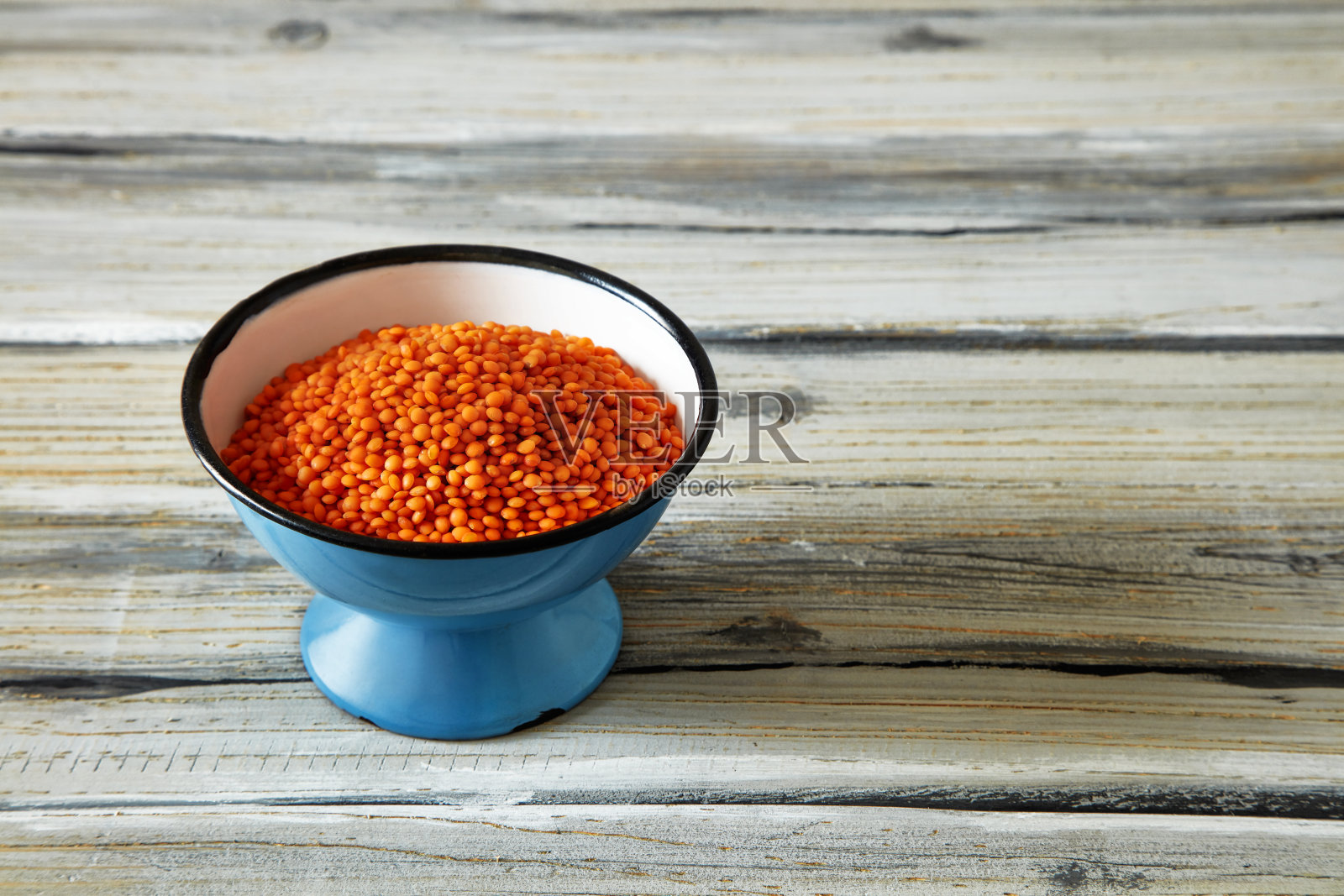 蓝色搪瓷碗里的红扁豆照片摄影图片