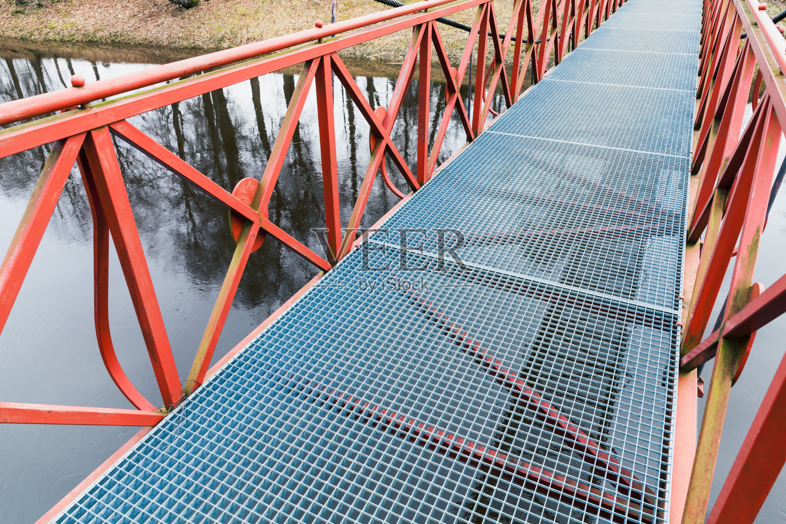 带有红色扶手的现代金属桥，视角照片摄影图片