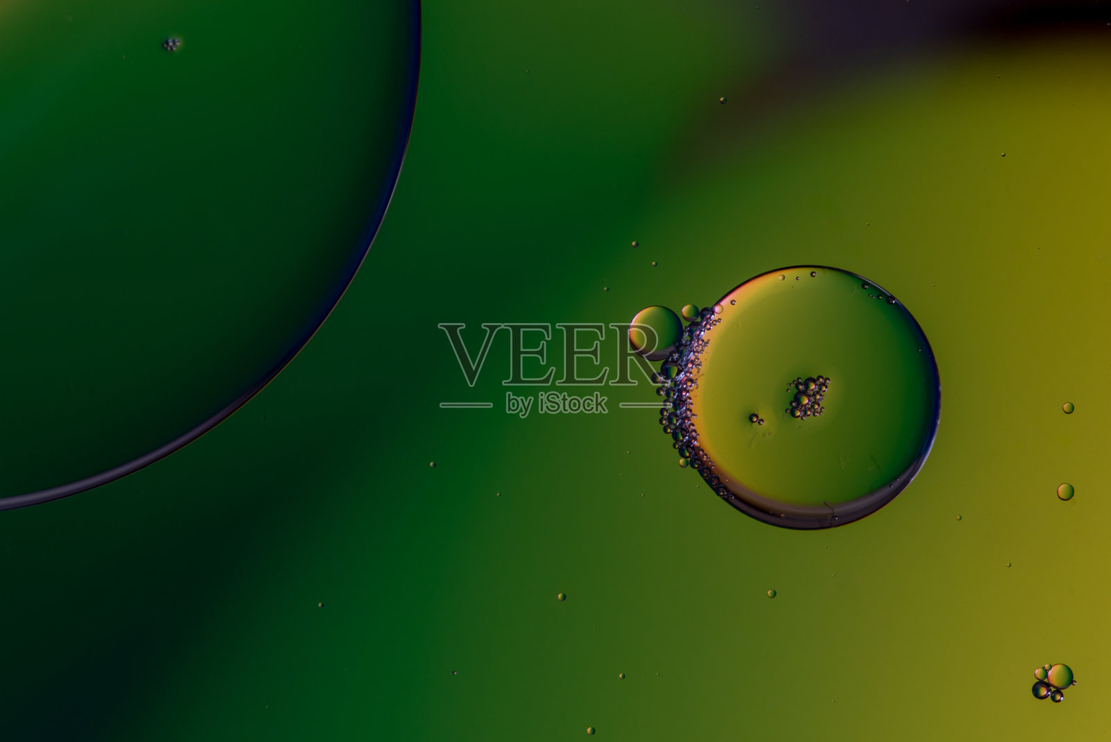 明亮的抽象，绿色背景与飞行的气泡照片摄影图片