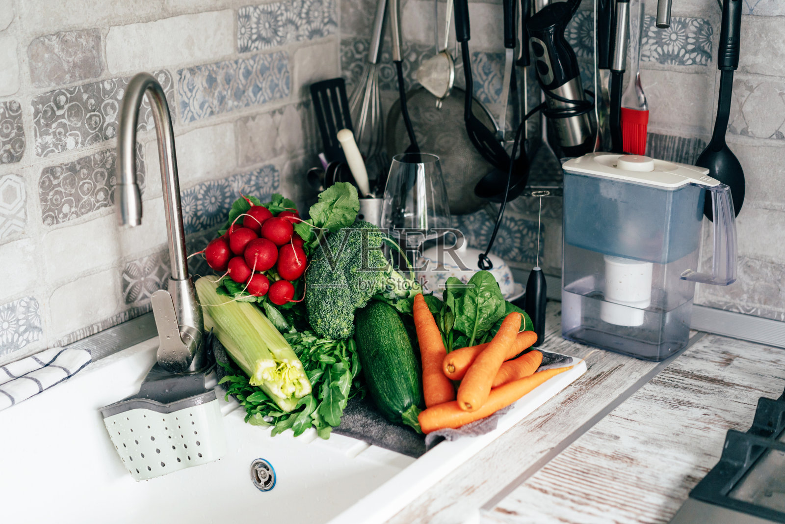 厨房水槽里的蔬菜照片摄影图片