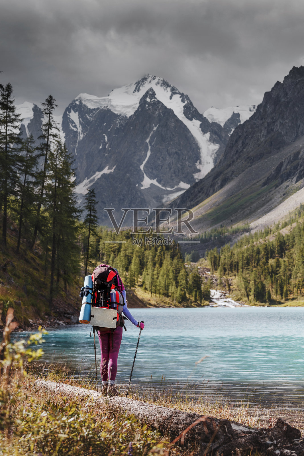 冒险背包女子欣赏雄伟的蓝山湖在阿尔泰照片摄影图片