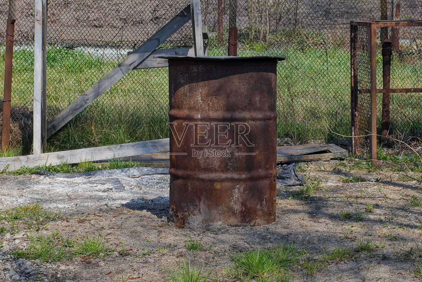 一个棕色生锈的大旧铁桶照片摄影图片