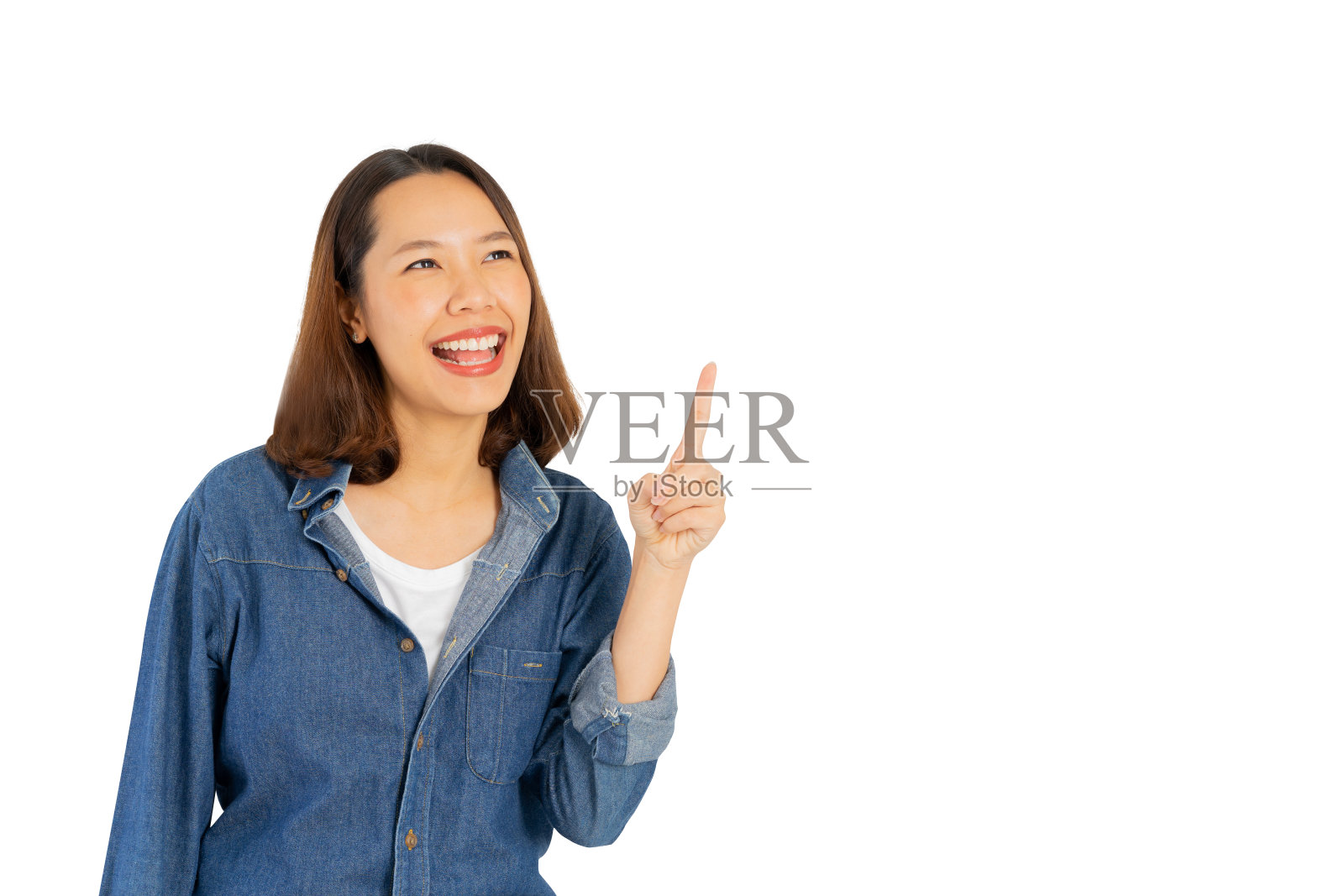 近距离的年轻美丽的亚洲女人微笑与幸福的感觉和手举起指向孤立的白色背景上的广告横幅设计概念照片摄影图片