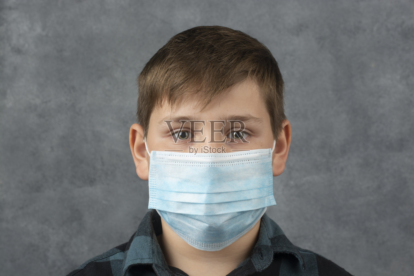 带着医用面具的男孩病毒保护。照片摄影图片