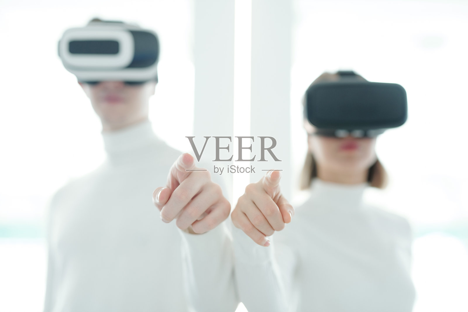 两个年轻的开发人员的手未来的应用或技术的虚拟现实头盔照片摄影图片