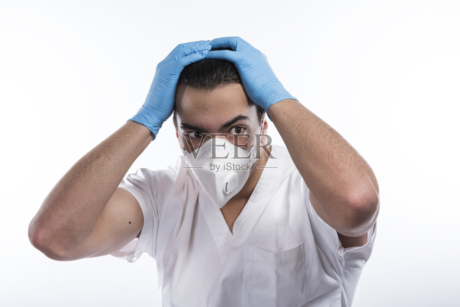 年轻男护士戴着蓝色无菌手套。一种传播流感病毒冠状病毒概念的大流行。照片摄影图片