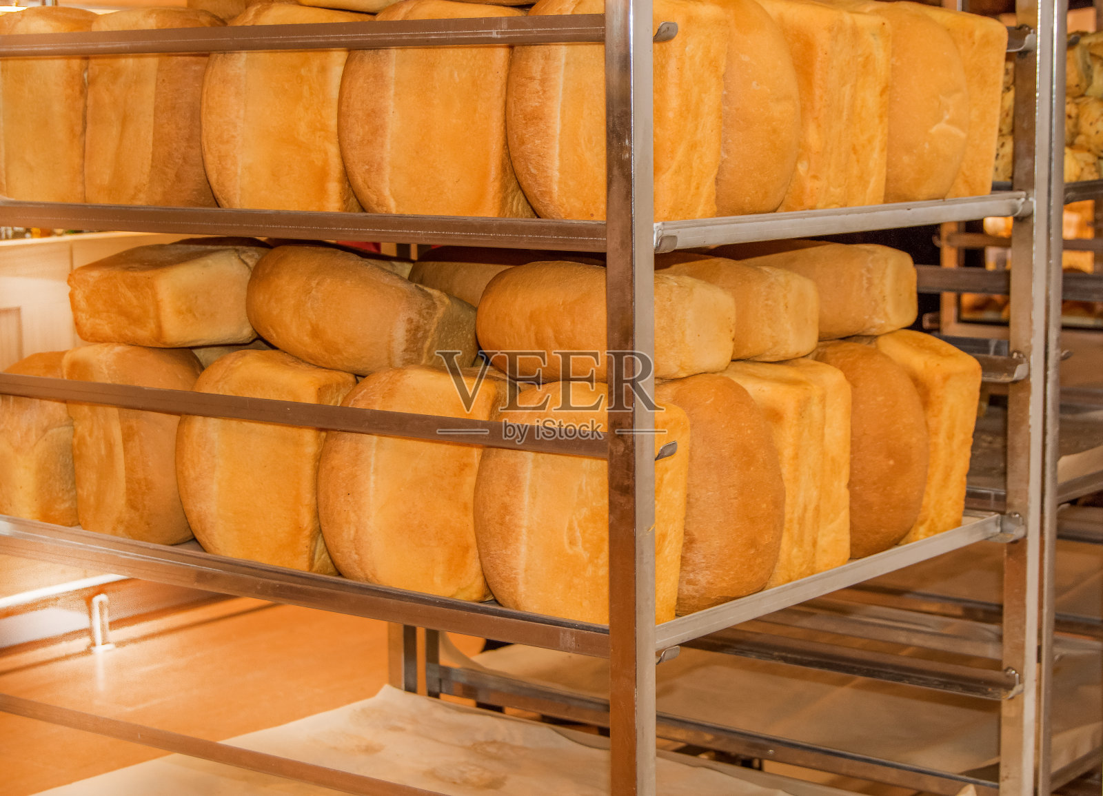 在迷你面包房烘焙新鲜面包，支持小企业照片摄影图片