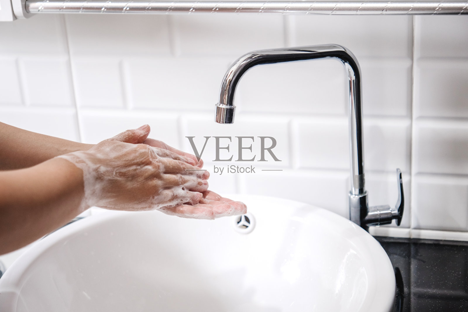 亚洲妇女用肥皂彻底洗手，以预防冠状病毒照片摄影图片