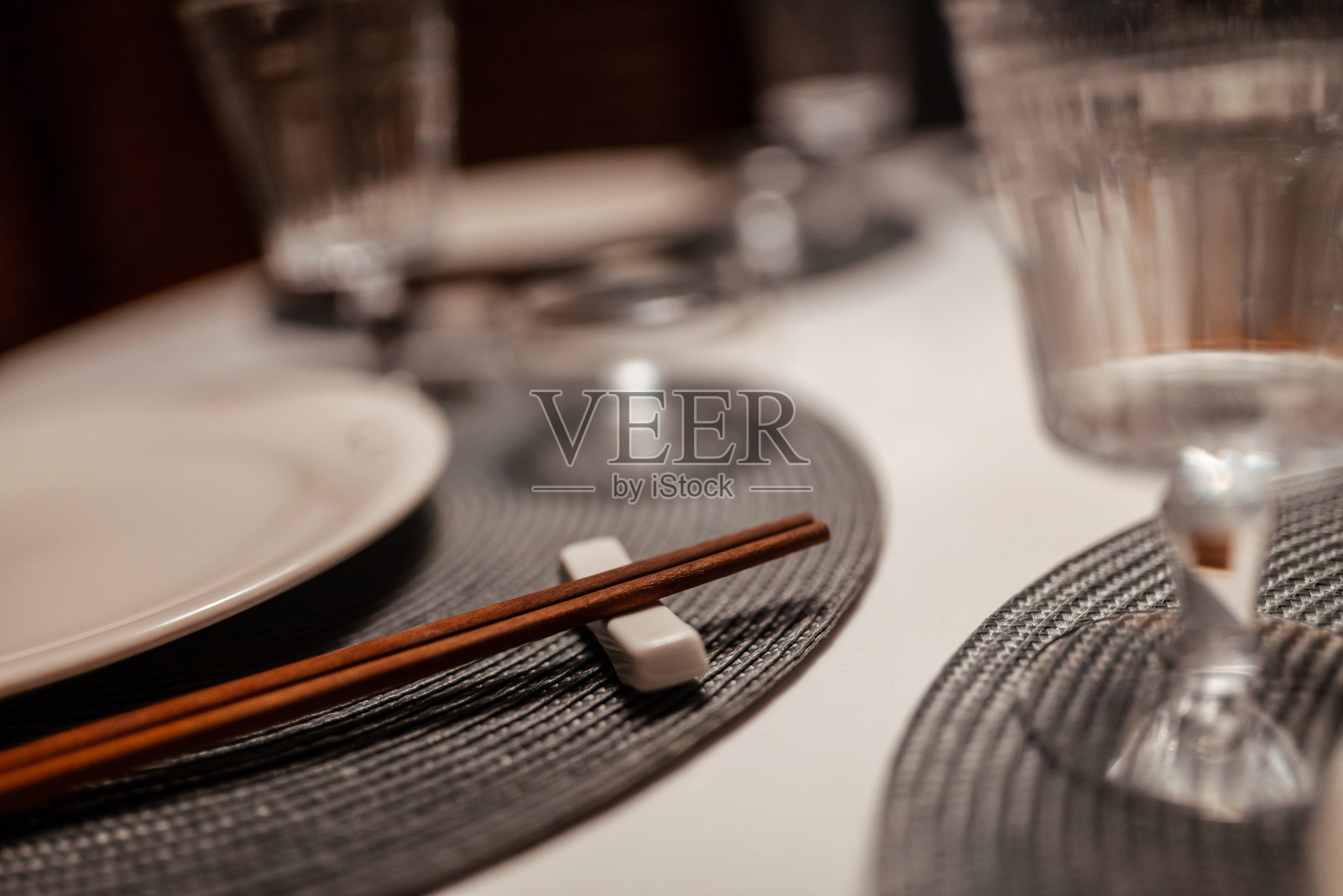 中国餐馆的餐桌布置。桌子上中国筷子的特写照片摄影图片