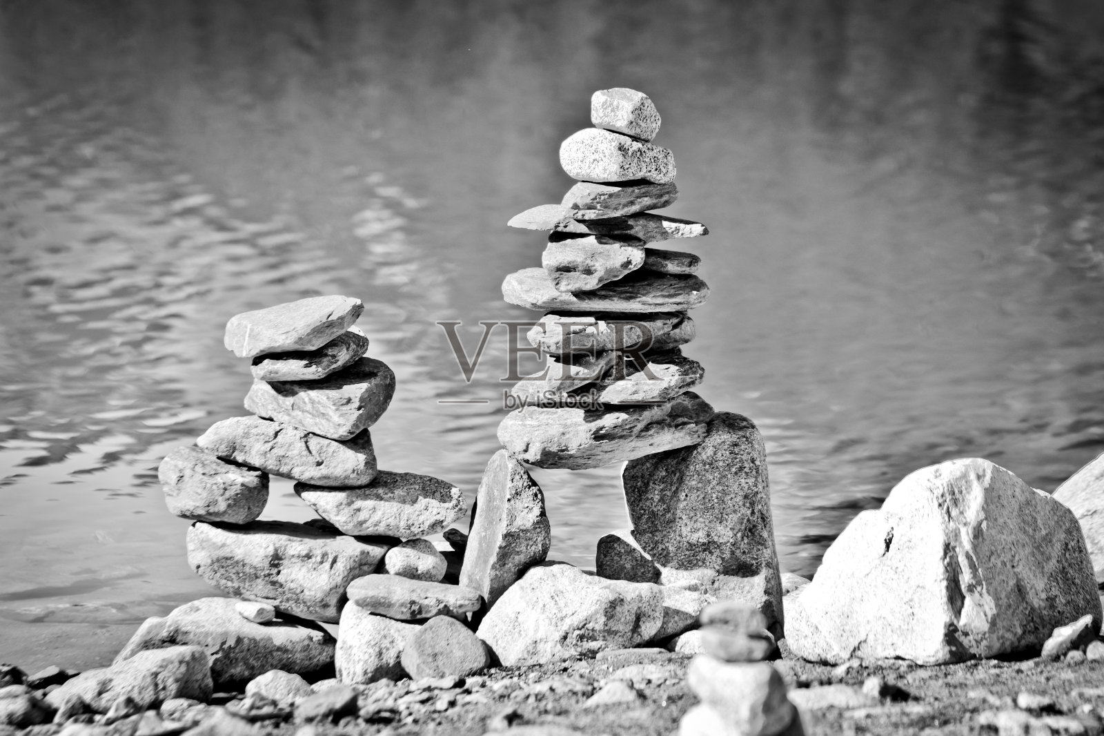 石头金字塔，小矮人，土堆，ovoo，黑白的Inukshuk照片摄影图片
