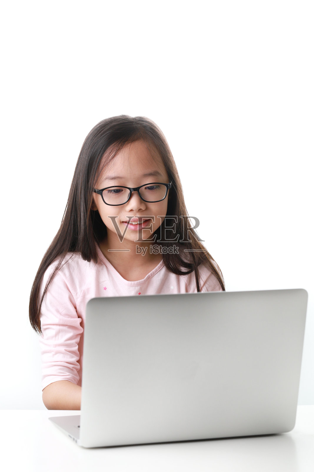 年轻的亚洲女孩使用笔记本电脑照片摄影图片