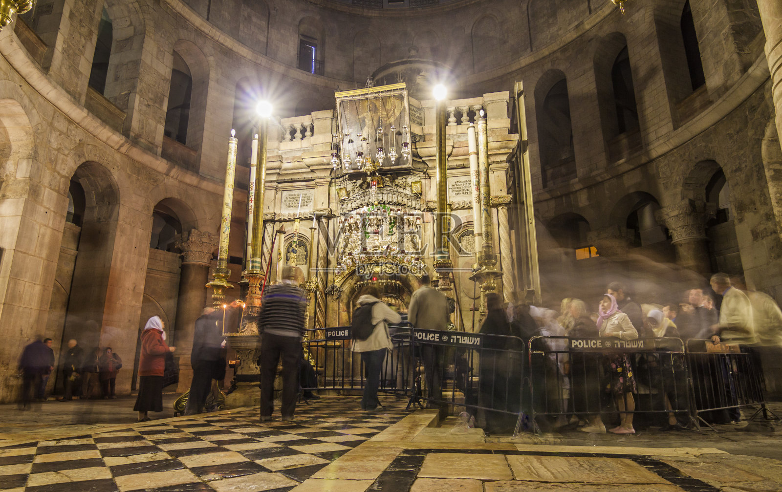 人们在圣墓教堂的内部移动。耶路撒冷,以色列照片摄影图片