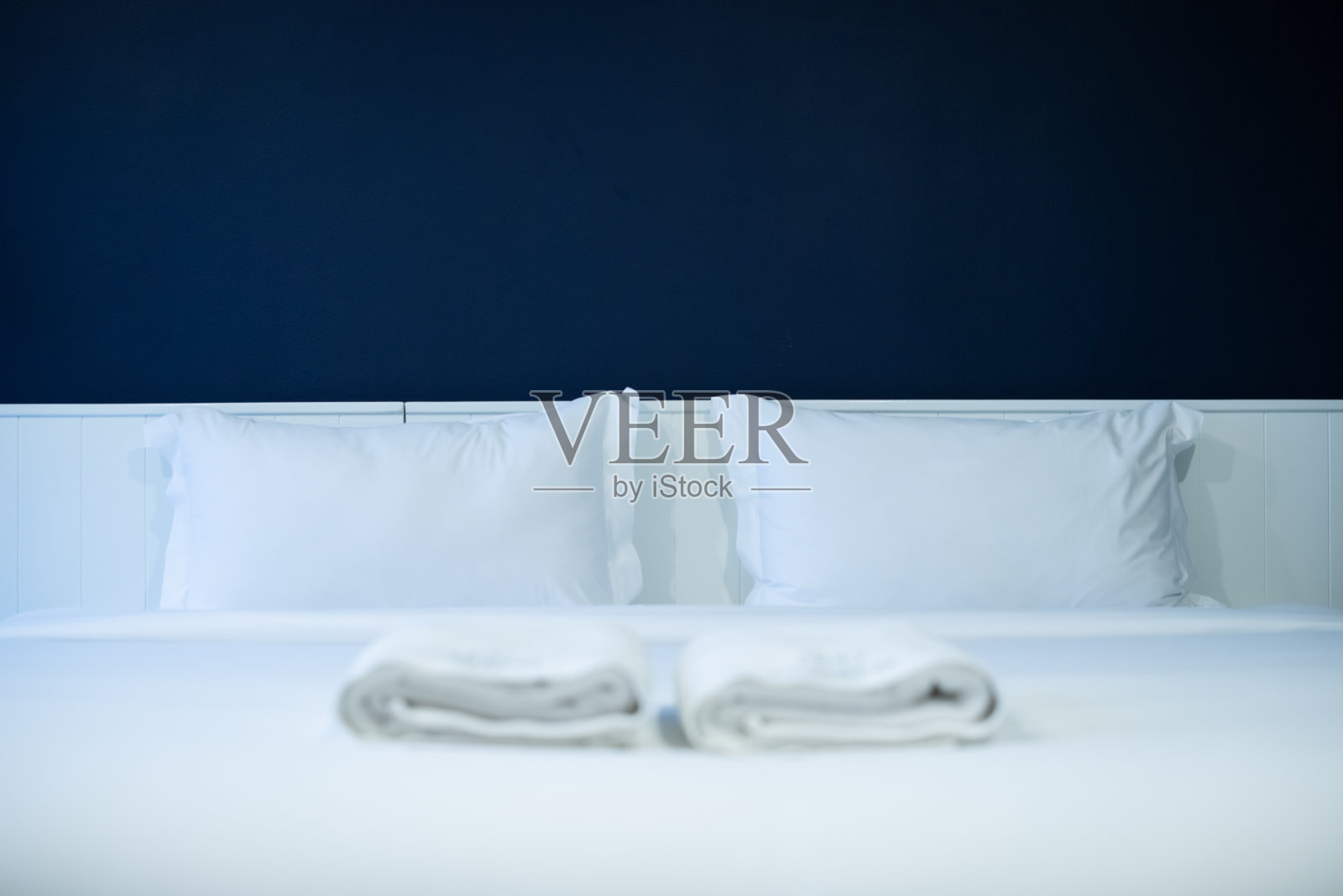 床单，毯子，枕头在酒店房间的豪华床上照片摄影图片