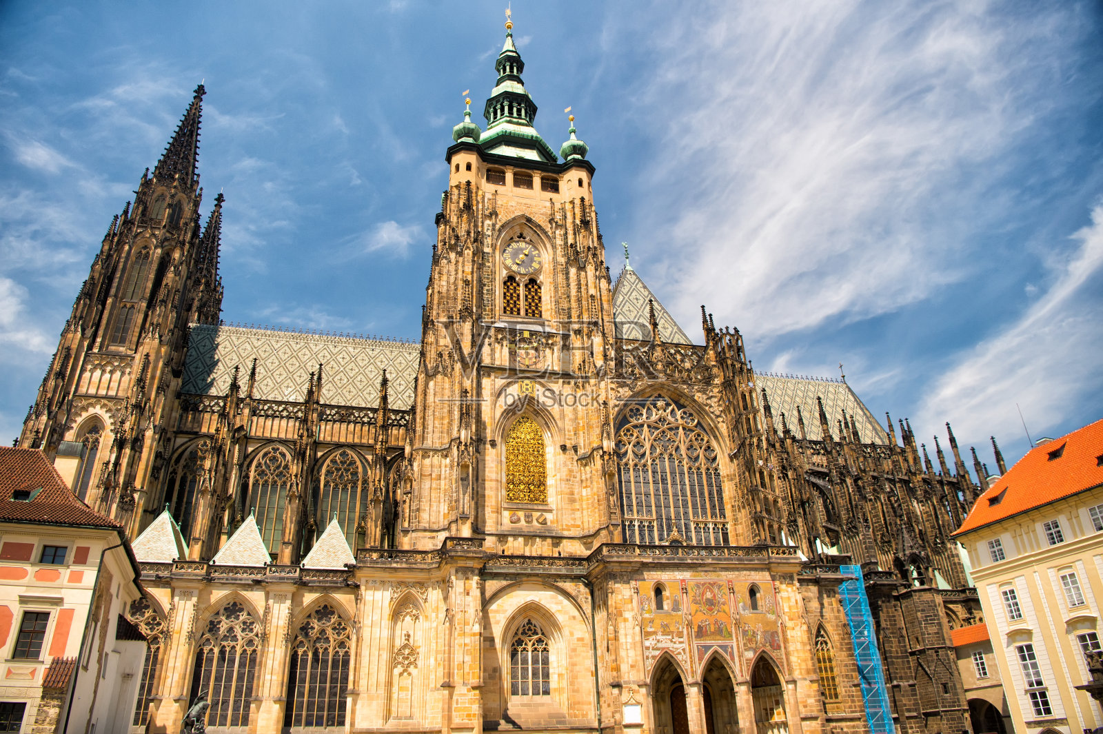 捷克共和国布拉格的教堂建筑。阴云密布的蓝天上的圣维塔大教堂。哥特式建筑和设计的纪念碑。度假和旅游的概念照片摄影图片