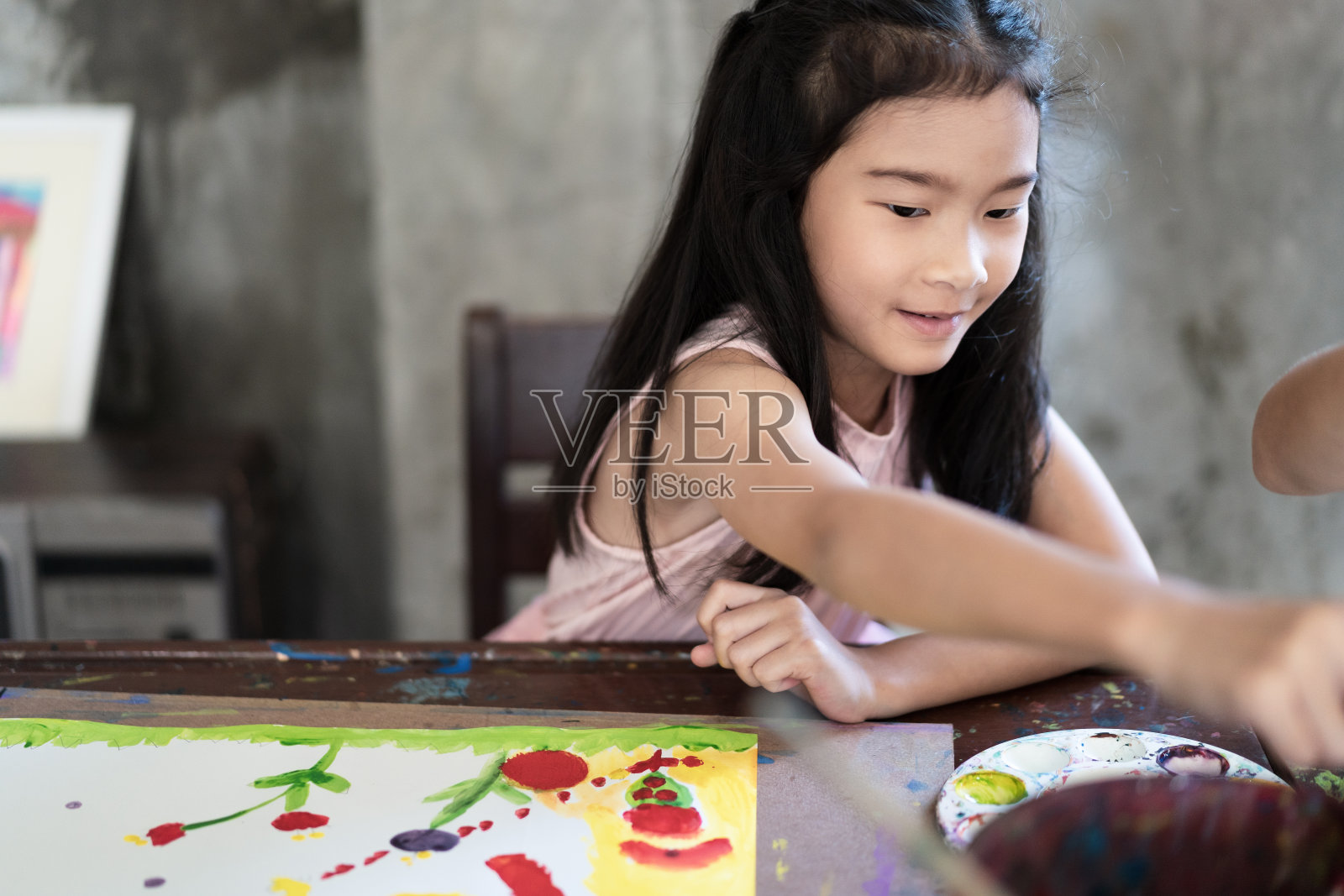 年轻的亚洲孩子在艺术教室，绘画和自信在学校。照片摄影图片