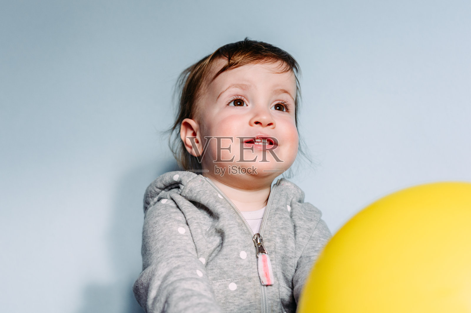 一个手里拿着黄色气球的可爱小孩的肖像照片摄影图片