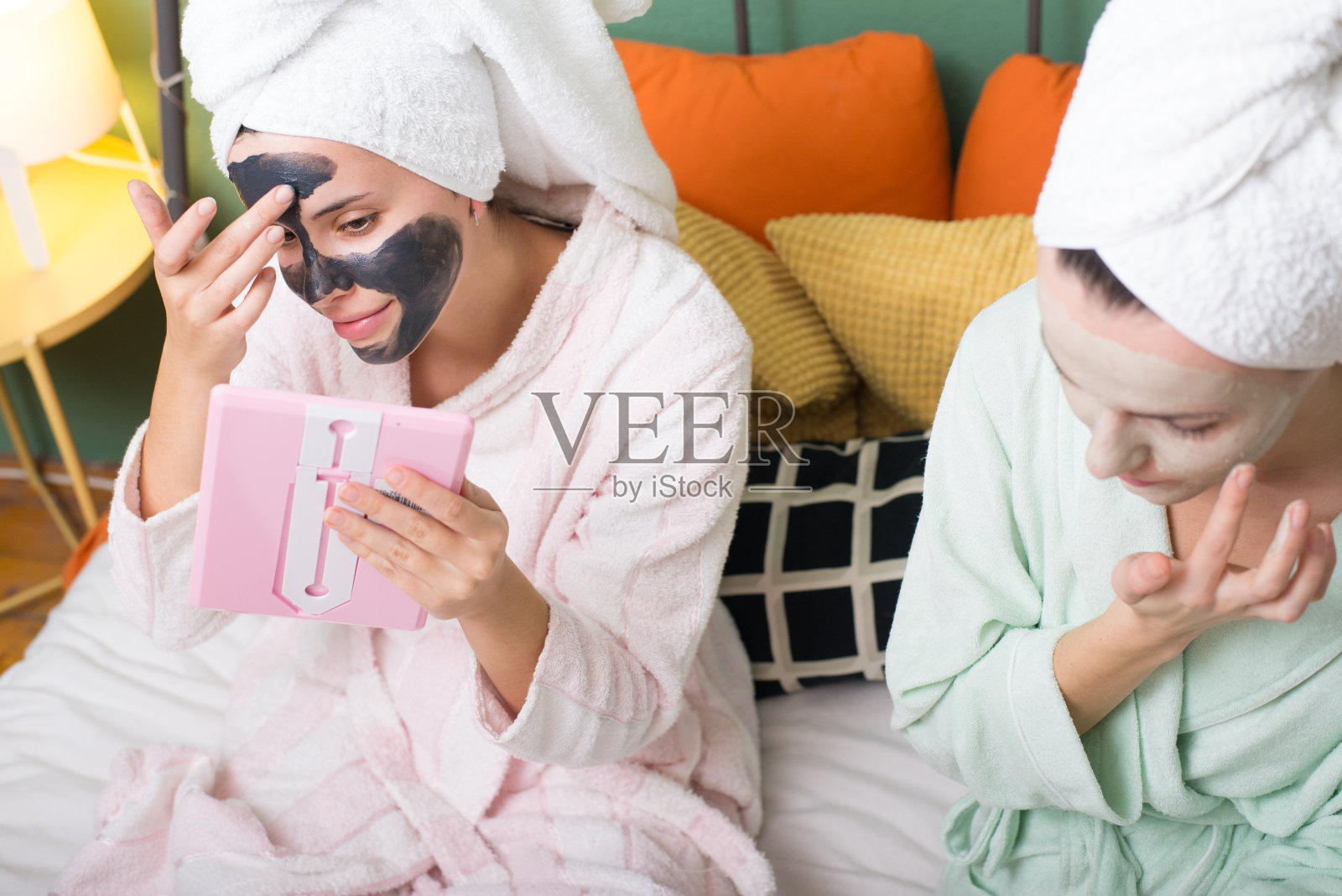 年轻女性在家里敷面膜照片摄影图片