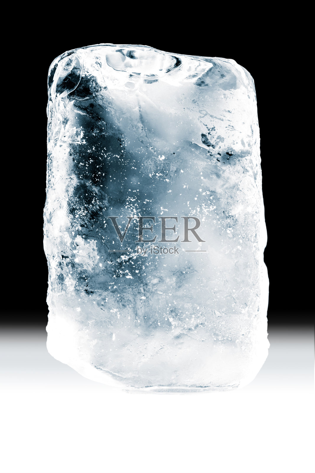 水晶透明融化的自然冰块在冷浅蓝色调在镜子表面。包括剪切路径。照片摄影图片