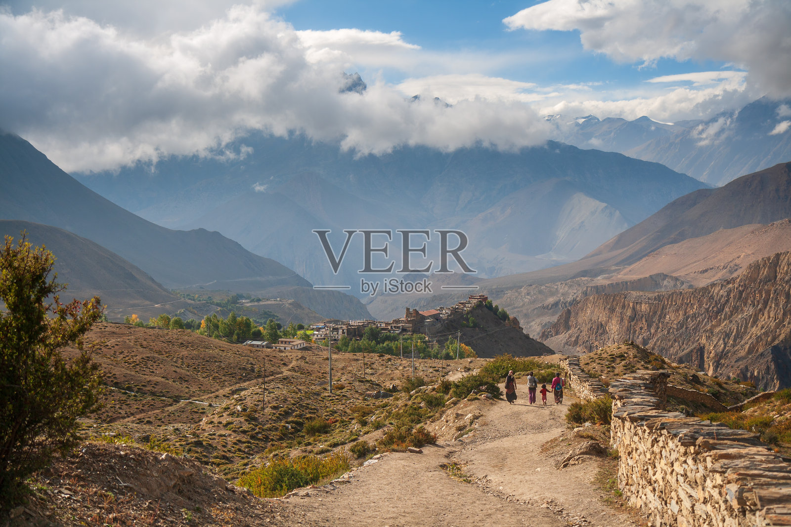 尼泊尔Jharkot村，喜马拉雅景观照片摄影图片