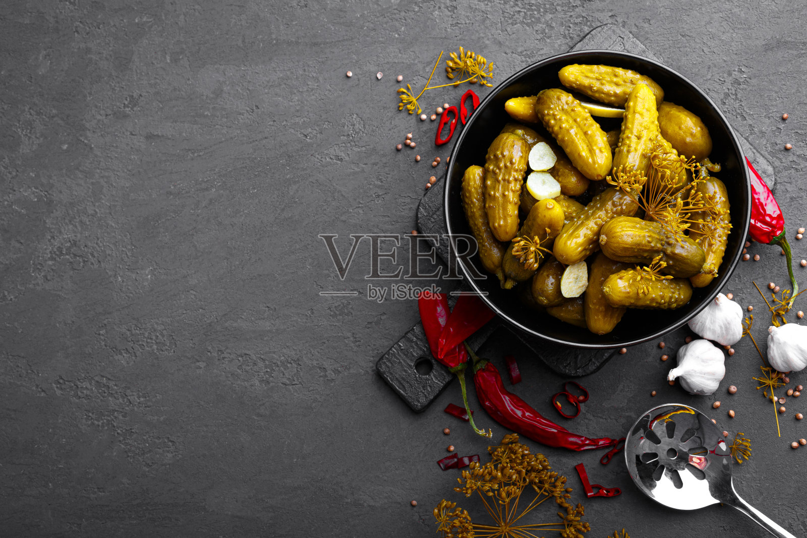自制小腌黄瓜，用大蒜、辣椒和小茴香发酵、腌制或腌制的泡菜照片摄影图片