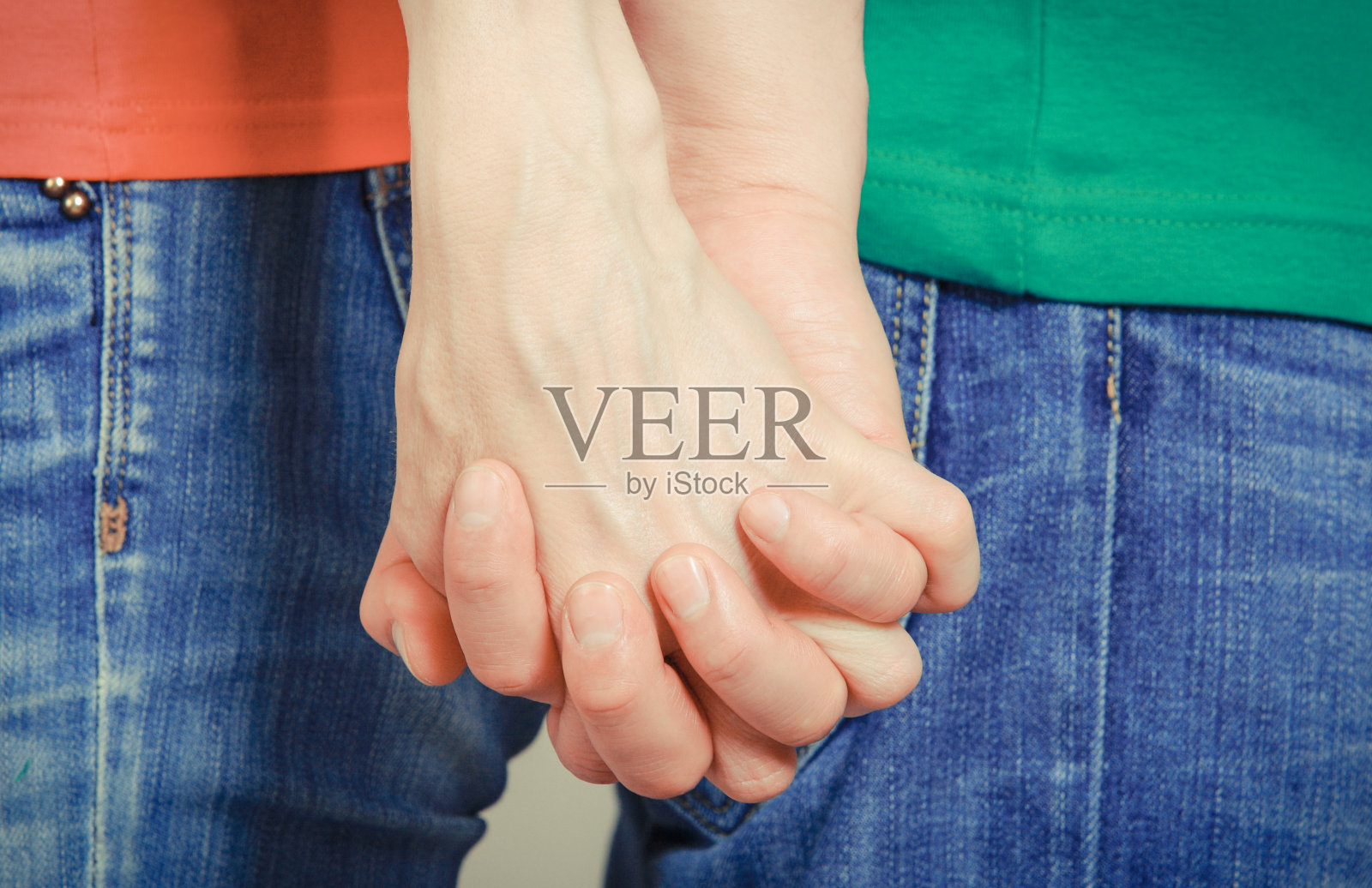 男人和女人握手的手。积极情绪的概念照片摄影图片