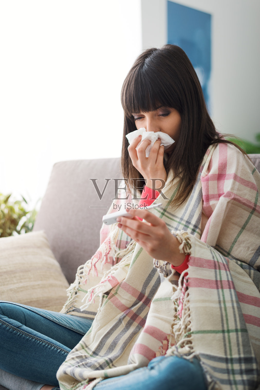 得了感冒和流感的女人照片摄影图片