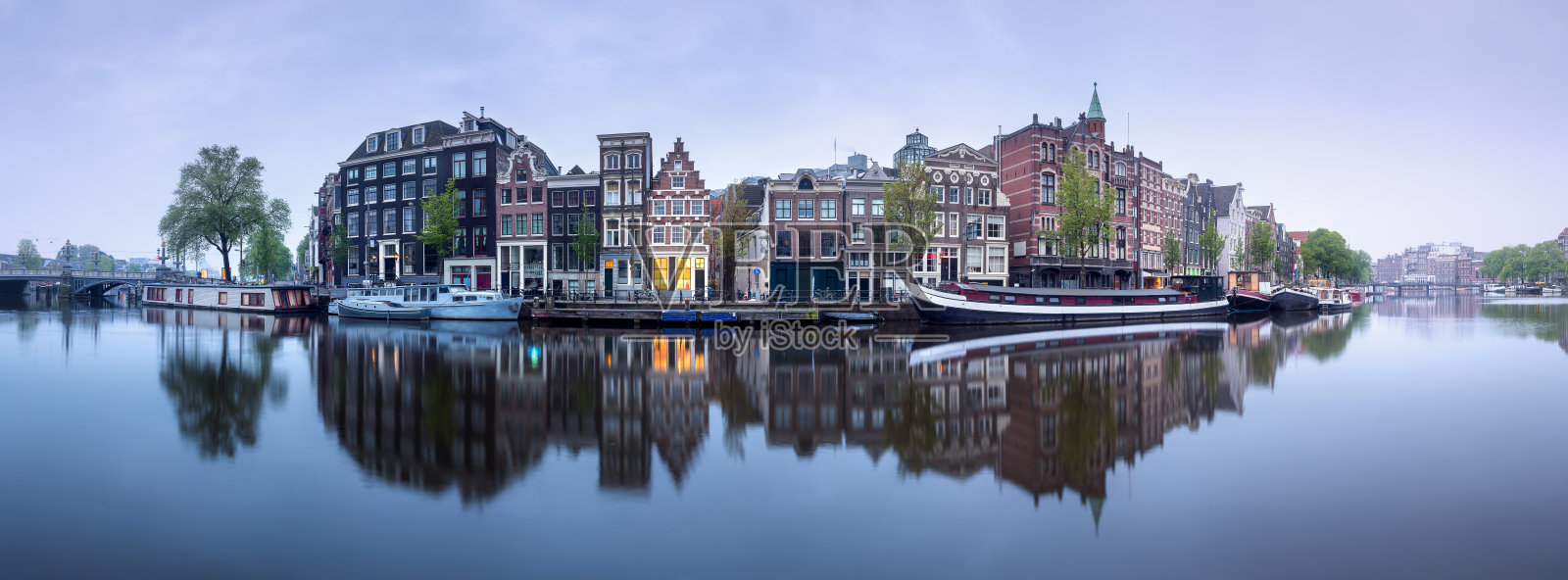 河流，传统的老房子和船，阿姆斯特丹照片摄影图片
