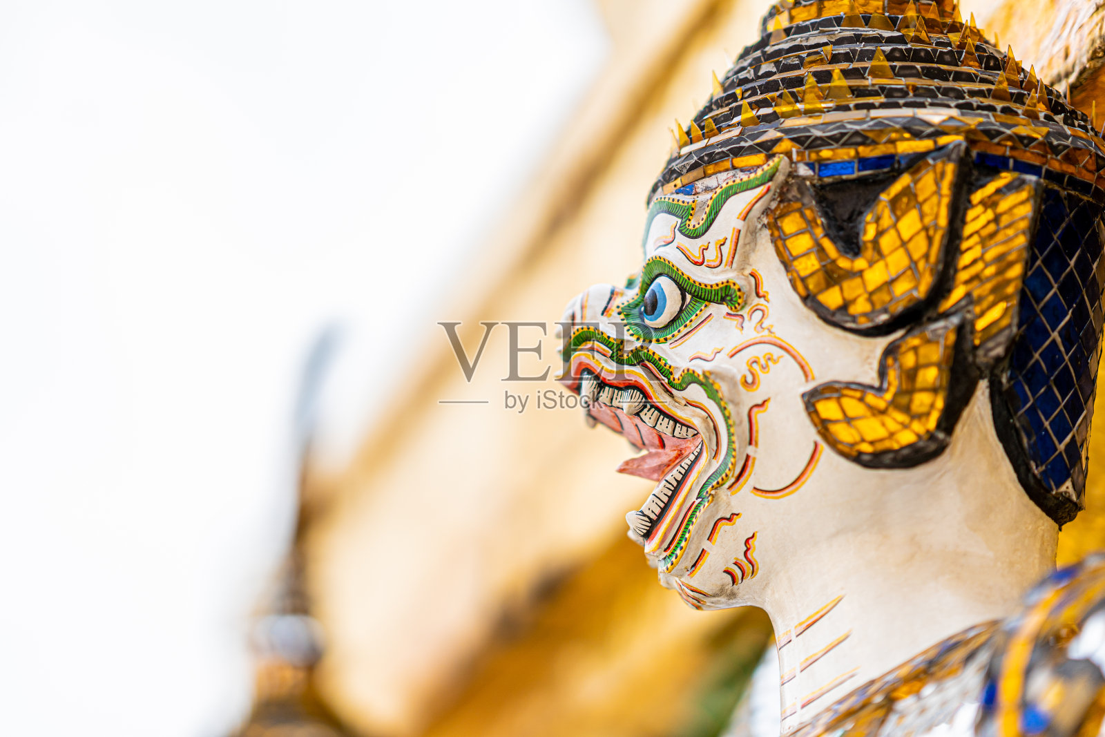 近距离观察，白色猴子灰泥装饰彩色玻璃罗摩衍那的故事位于金塔底部的翡翠佛寺，泰国曼谷照片摄影图片