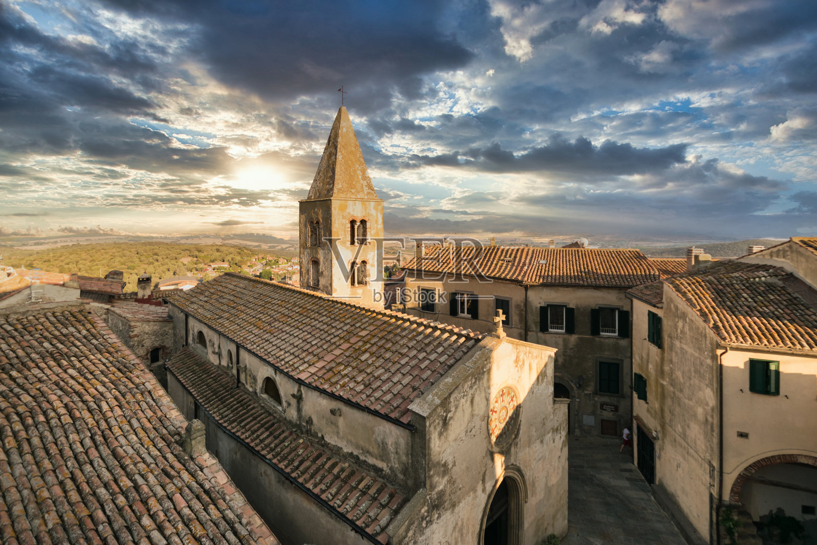 意大利托斯卡纳的中世纪村庄卡帕尔比奥的俯视图。山上的历史建筑。照片摄影图片