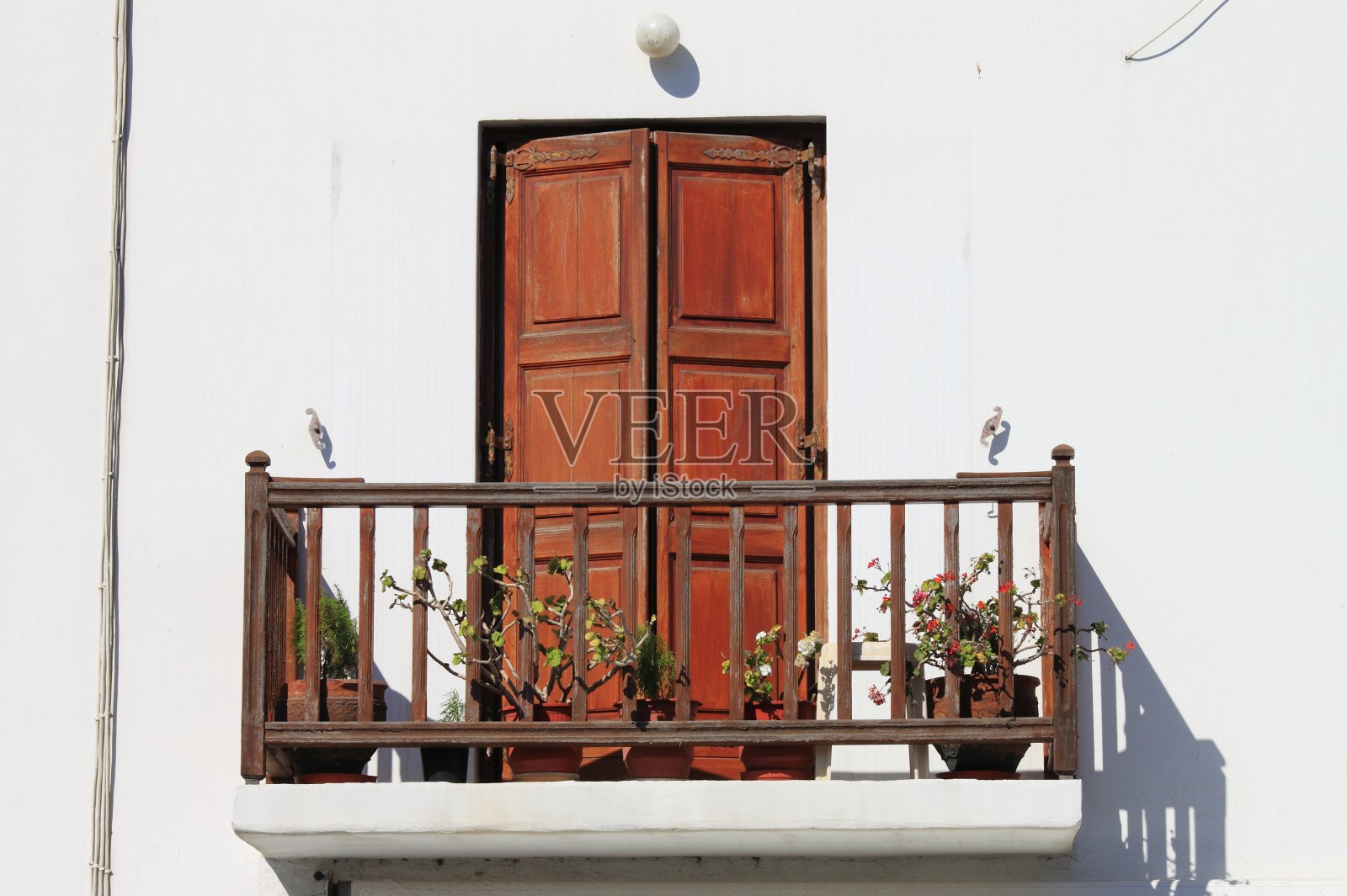 米科诺斯岛典型的带有彩色窗户的白色房子照片摄影图片