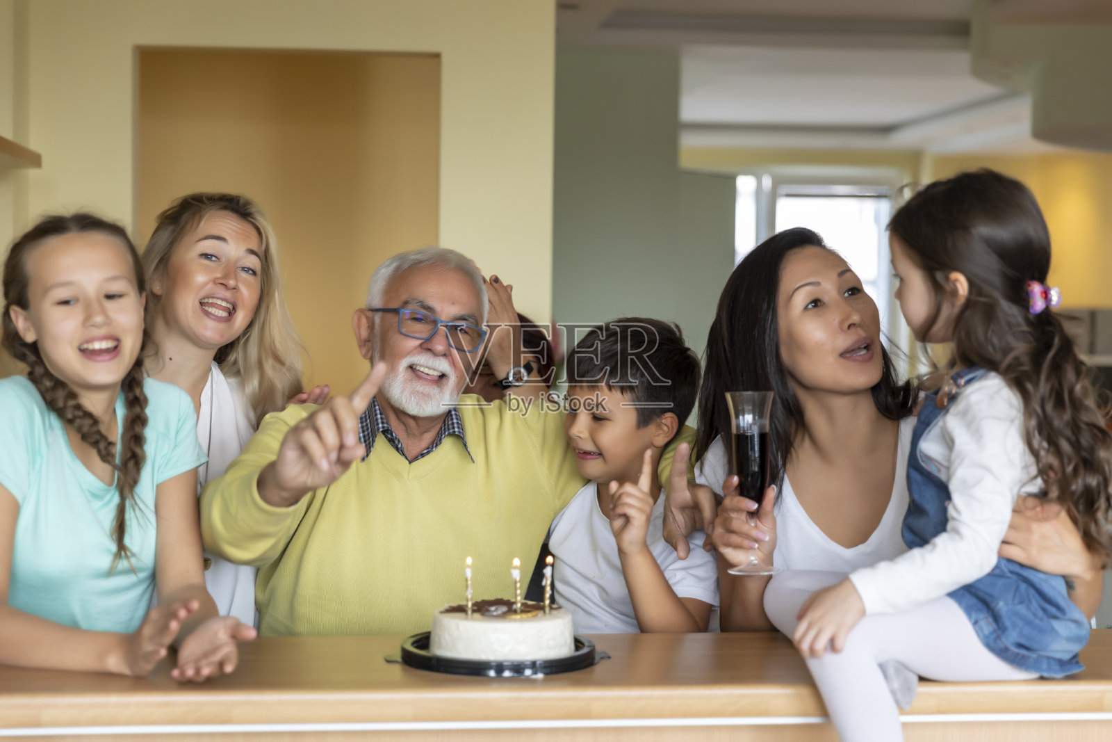 一家人在家里庆祝爷爷的生日。照片摄影图片