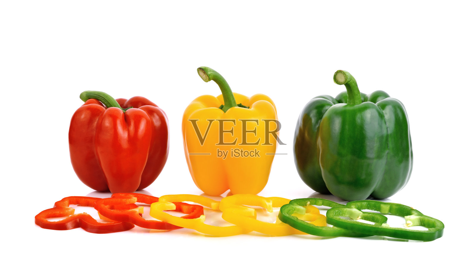 色彩鲜艳的青椒、红椒和黄椒分别上白上白照片摄影图片