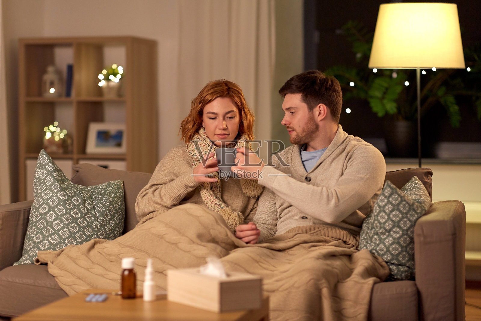 生病的年轻夫妇在家里喝热茶照片摄影图片