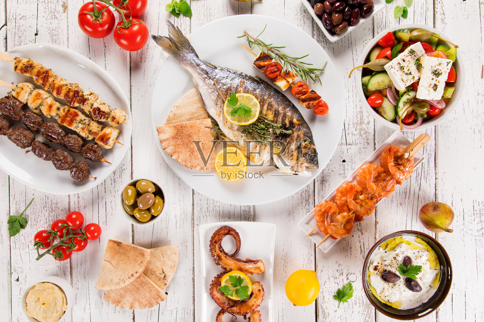 希腊食品背景。传统不同的希腊菜肴套装照片摄影图片