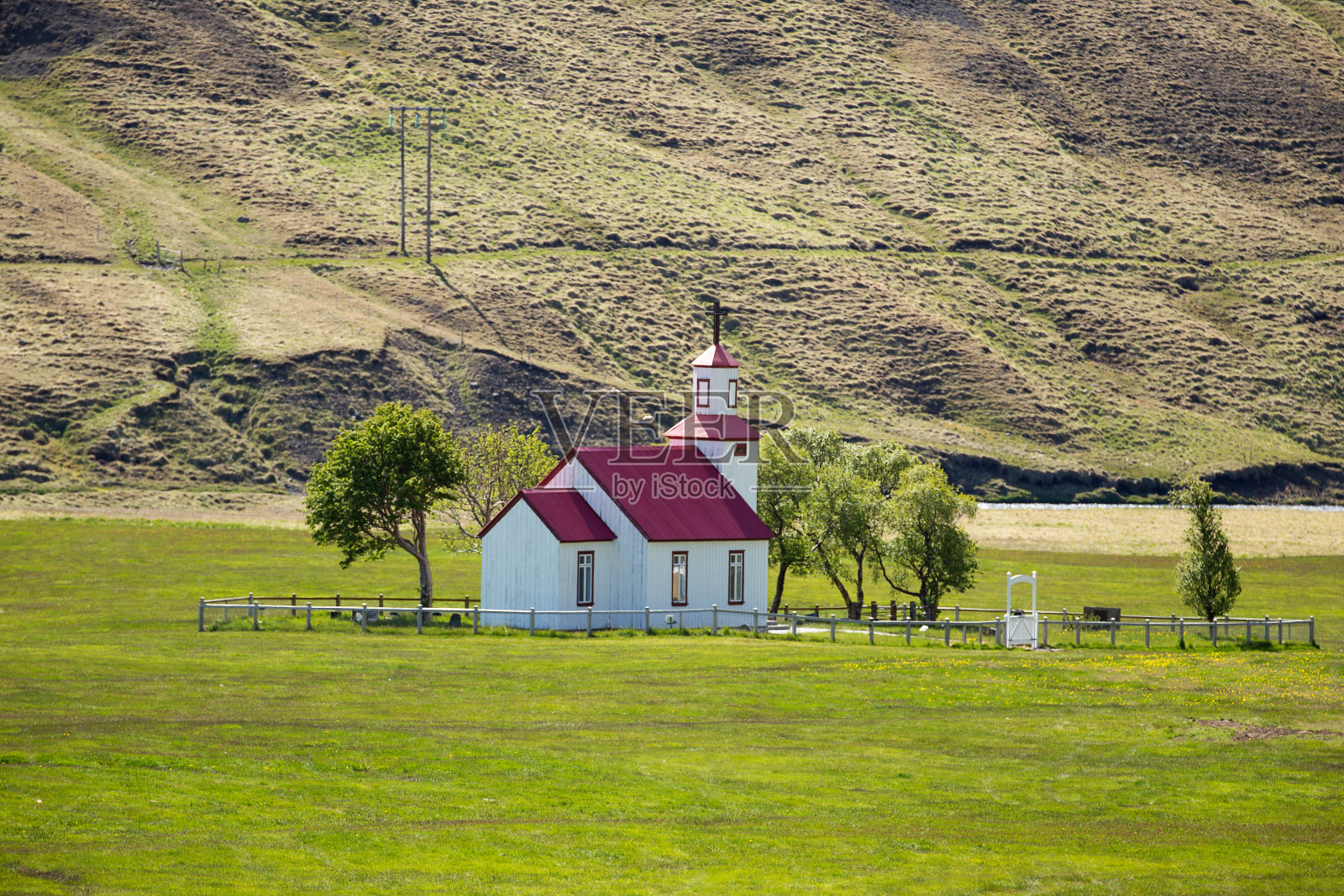 海岸线上典型的冰岛乡村教堂。照片摄影图片