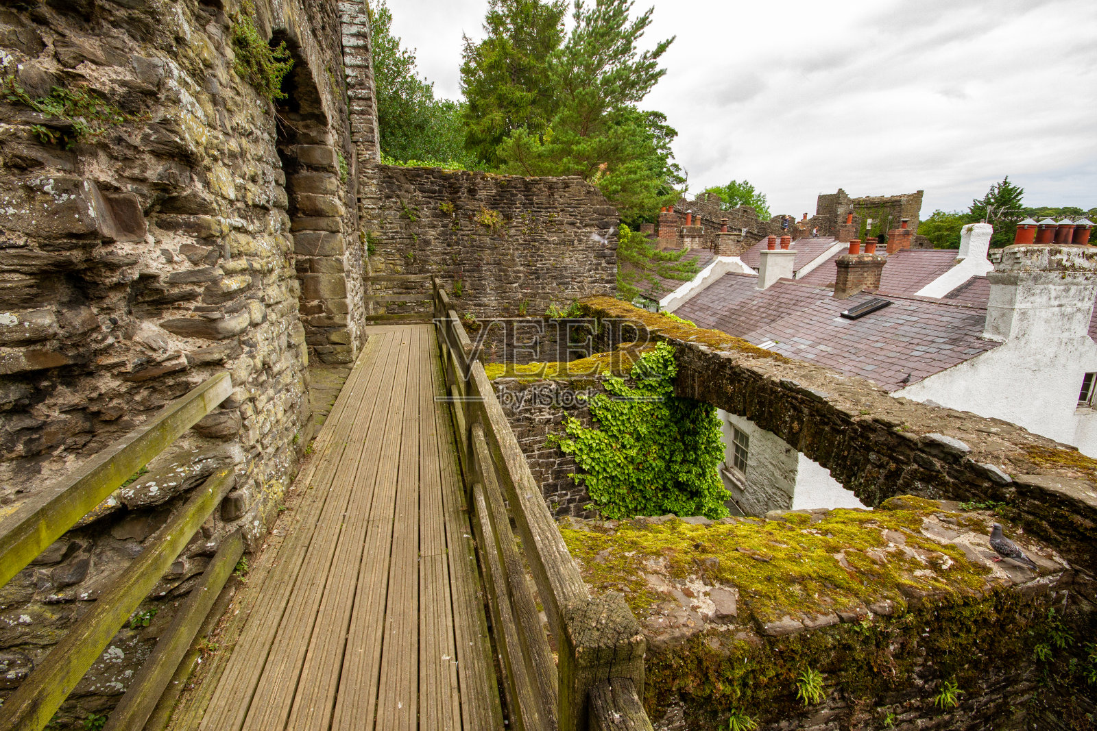 威尔士康威中世纪城墙上的古老木栈道照片摄影图片