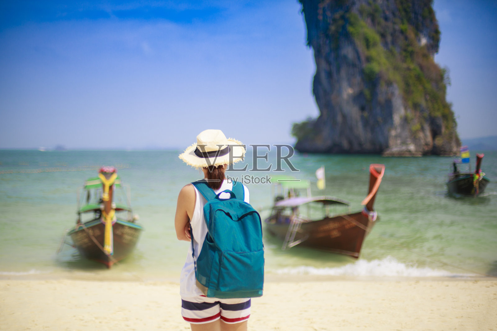 旅行者亚洲女人背包在海滩甲米，泰国照片摄影图片
