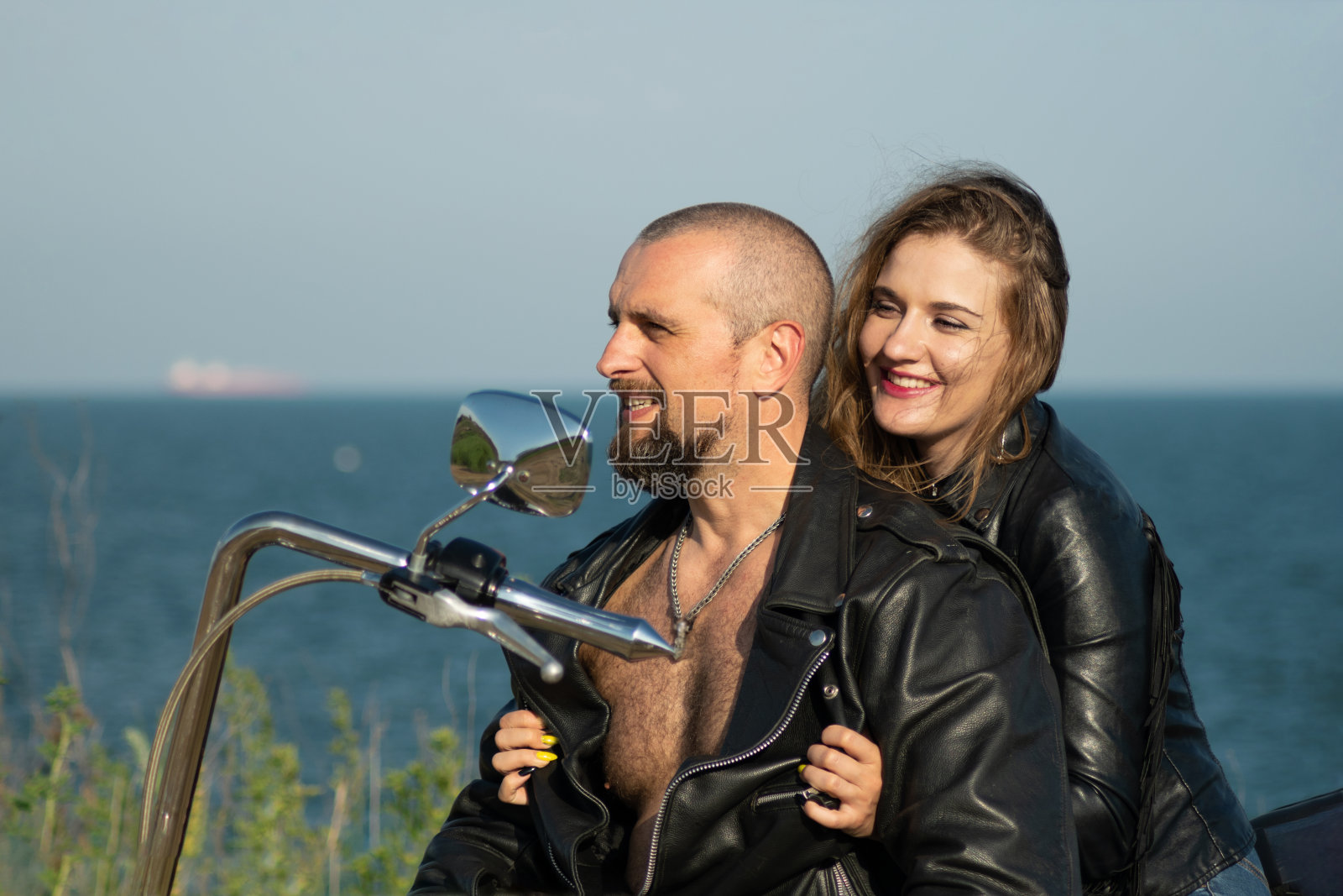 自行车的夫妇。漂亮的男人和女人在皮革对抗凉爽昂贵的自行车。Lovestory。热的人照片摄影图片
