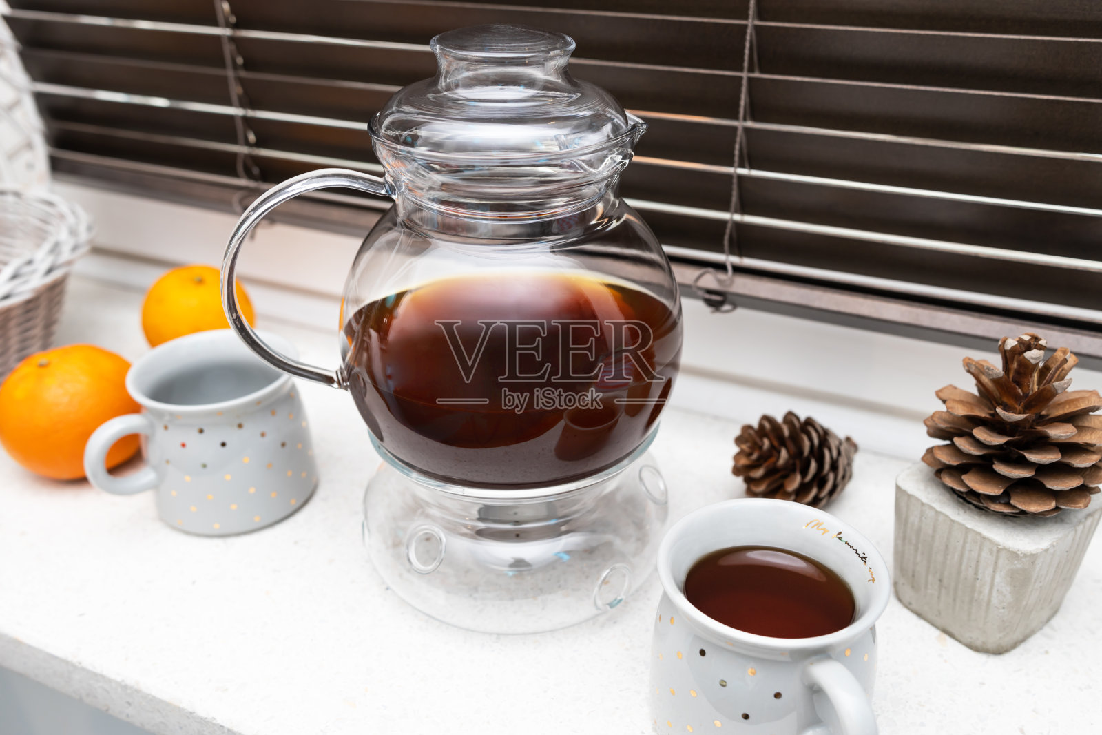 白石窗台上的茶杯、茶和茶壶照片摄影图片