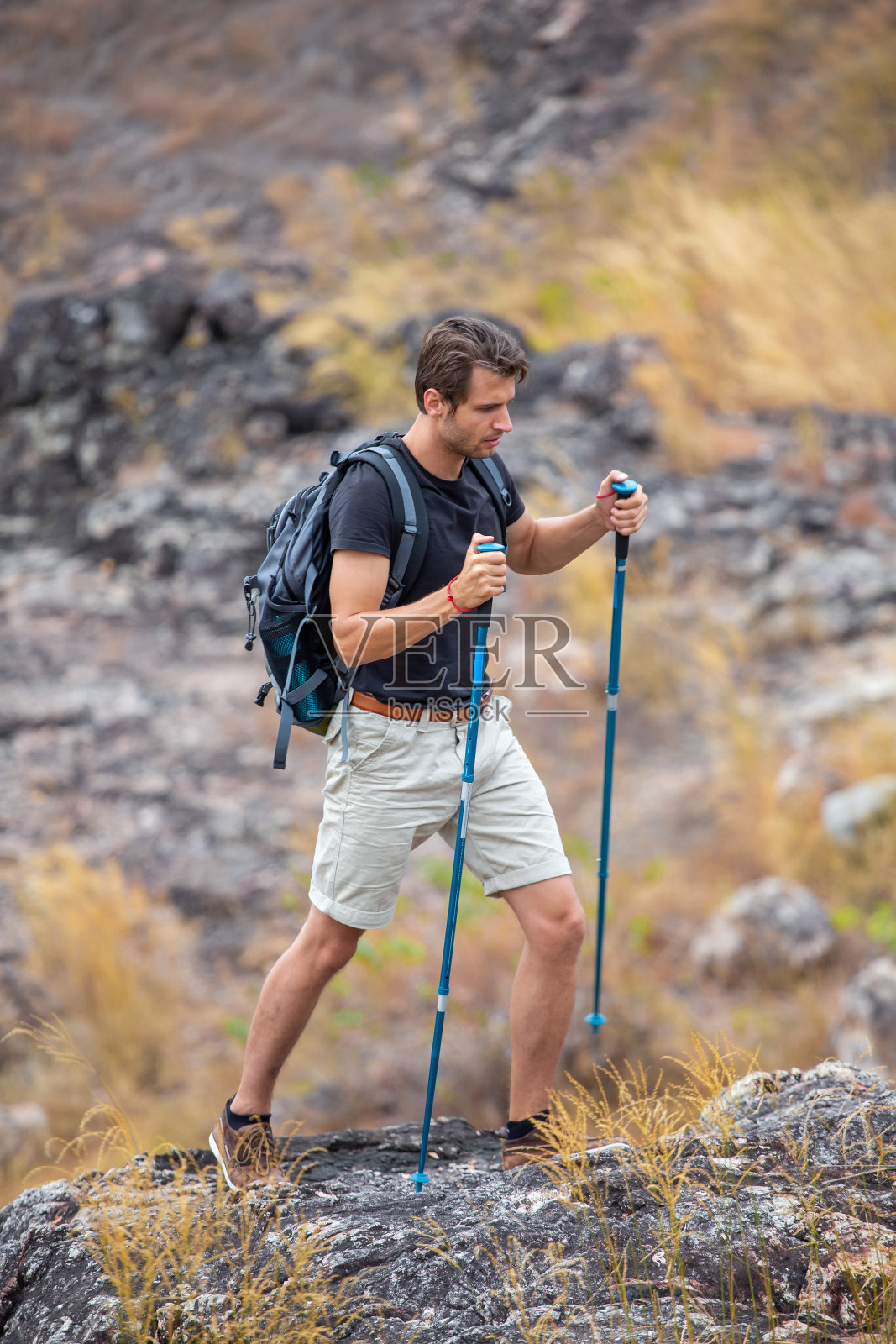 徒步旅行者在山上的岩石上徒步旅行照片摄影图片