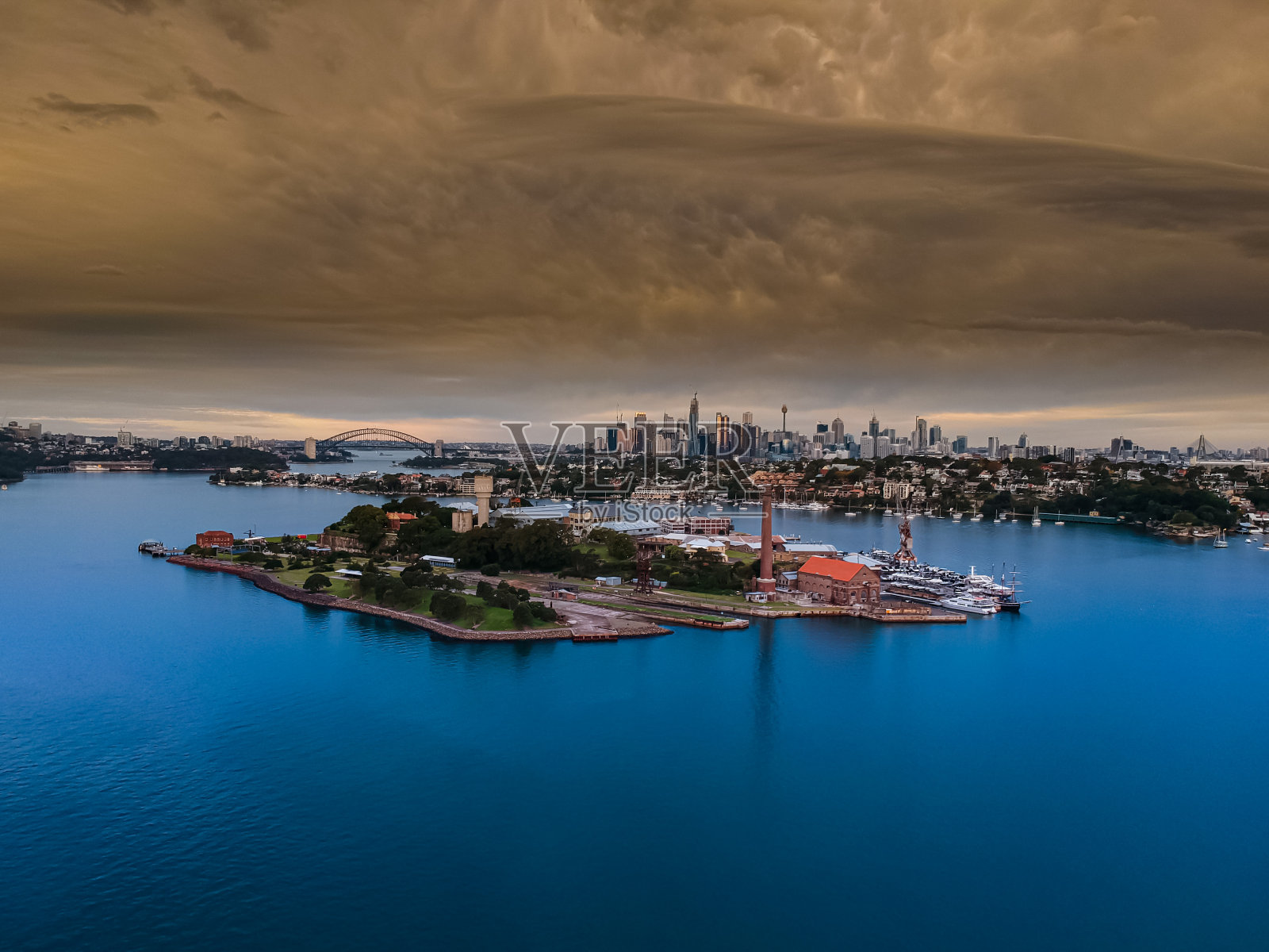 全景无人机鸟瞰悉尼海港在一个多云的日落下午显示美丽的颜色的港口前海岸照片摄影图片