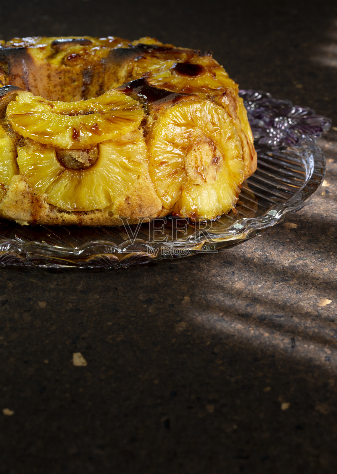 新鲜菠萝蛋糕可以吃了，自制的。照片摄影图片