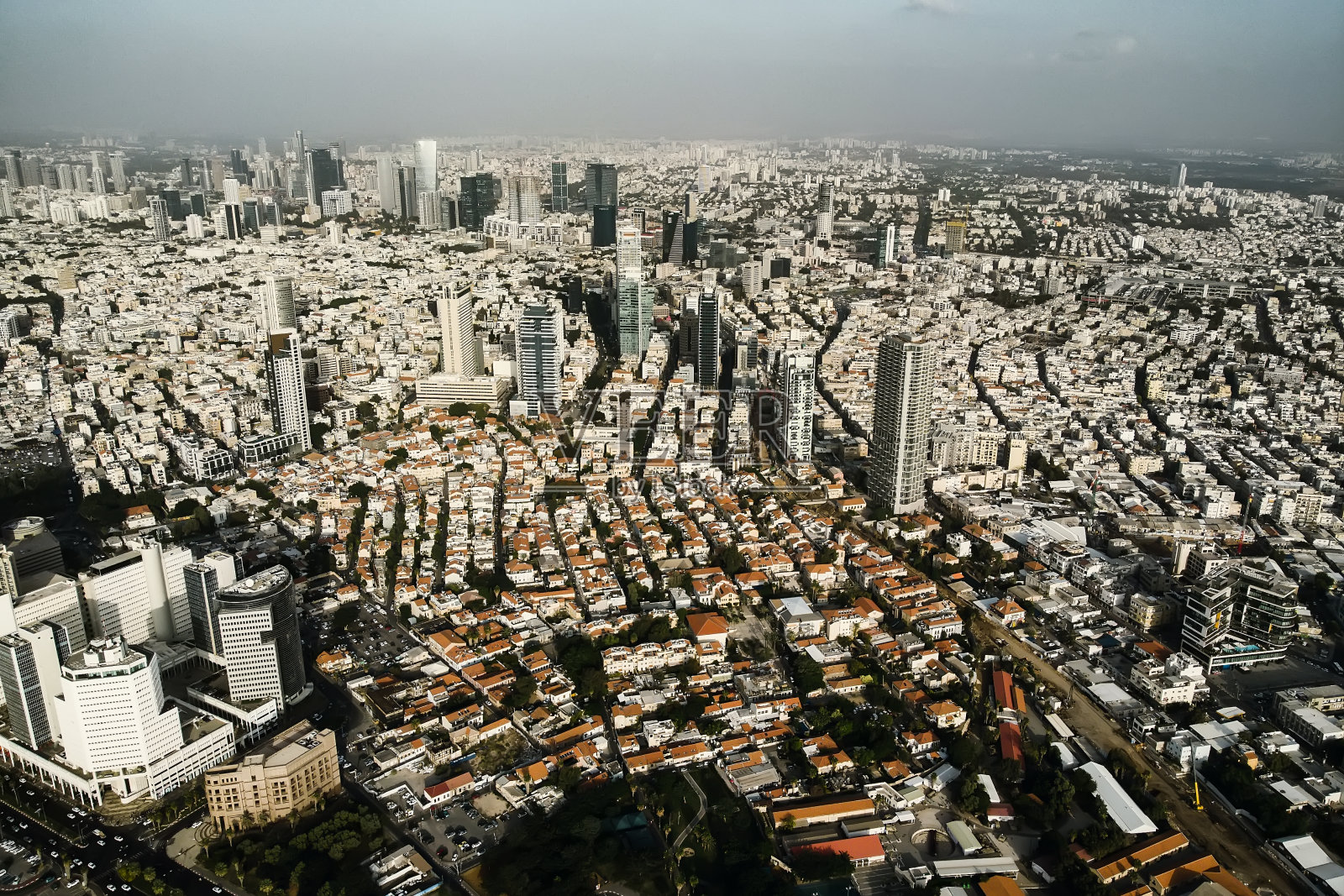 以色列特拉维夫市鸟瞰图。以色列第二大城市人口密集的领土。从屋顶俯瞰人口众多的城市，摩天大楼，特拉维夫的现代建筑。旅行照片摄影图片