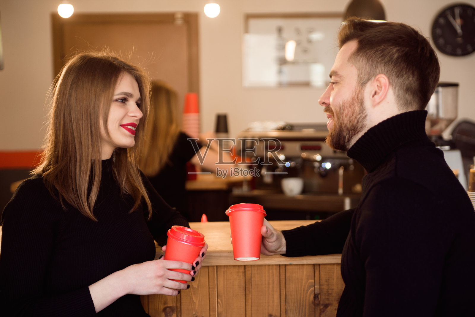 年轻迷人的夫妇在咖啡店约会。照片摄影图片