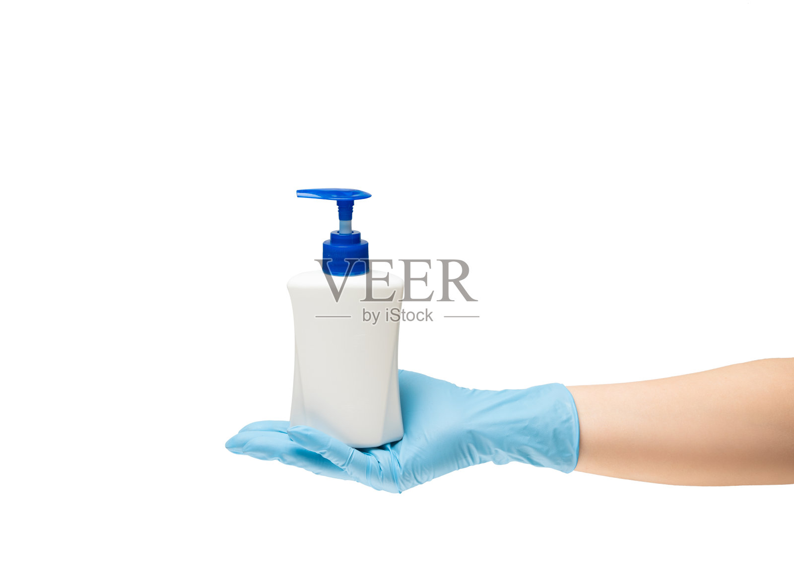 女性手上戴着蓝色橡胶防护医用手套，手里拿着一瓶塑料杀菌剂，以对抗细菌。孤立在白色背景上。照片摄影图片