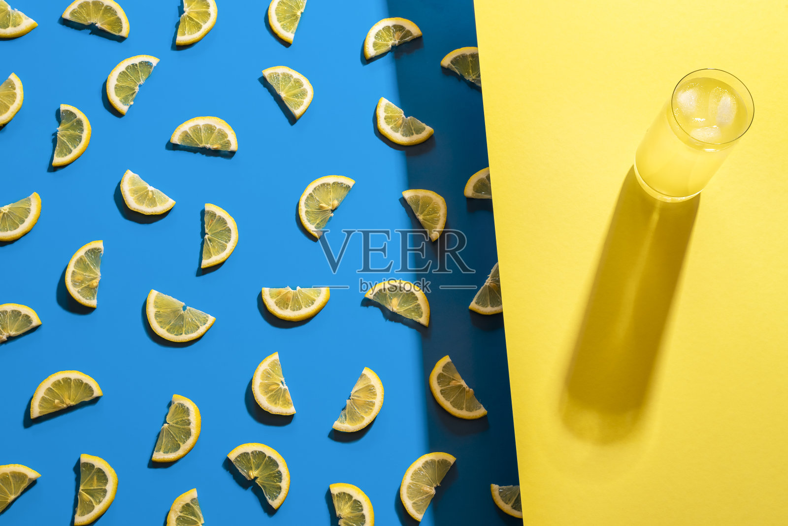 一杯柠檬水和柠檬片图案。夏天的冷饮照片摄影图片
