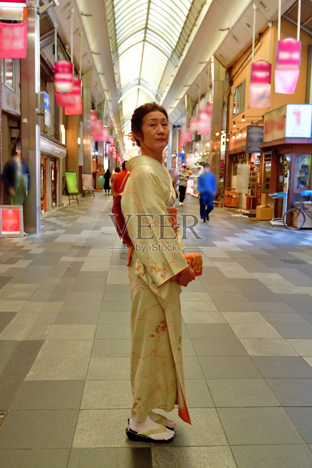 穿着和服的日本妇女行走在京都购物中心照片摄影图片