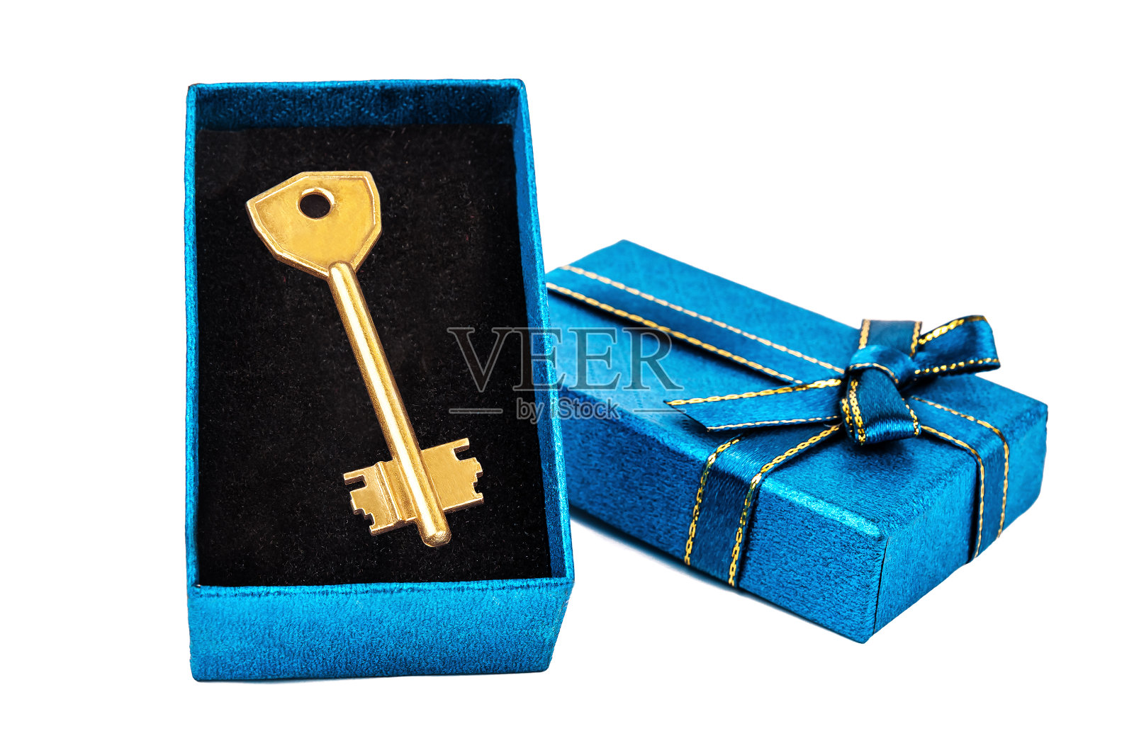 金钥匙放入白色的蓝盒子里照片摄影图片